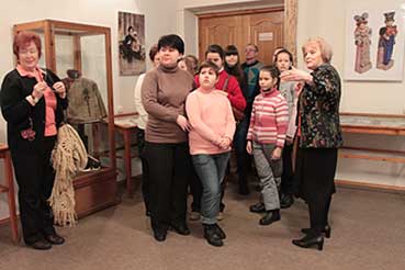 С.н.с. музея Л.В.Гирлина знакомит детей с выставкой 