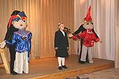 На сцене ростовые куклы Скоморох и Петрушка с детьми