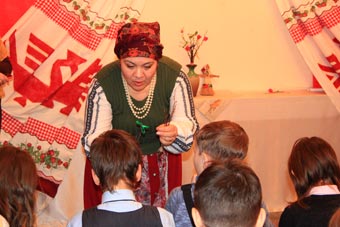 с.н.с. музея Мушарапова З.М. показывает детям вязку банченого веничка
