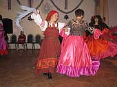 Разучивание народных танцев. В центре с платком сотрудник музея З.М.Мушарапова